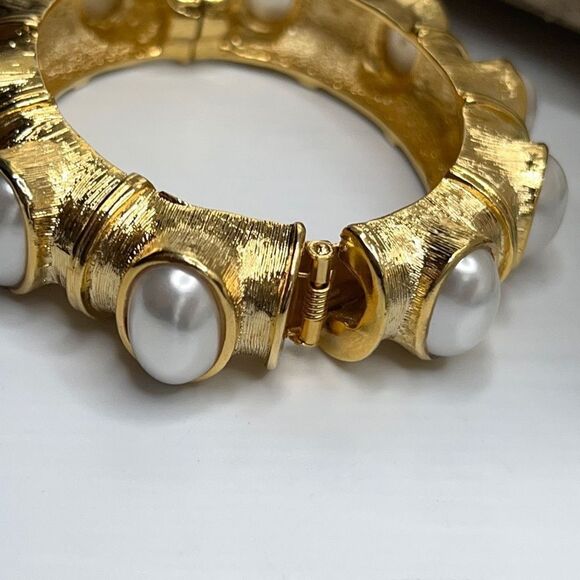 Gold, Crystal & Pearl Hinged Bangle Kenneth Jay Lane - Picture 4 of 11